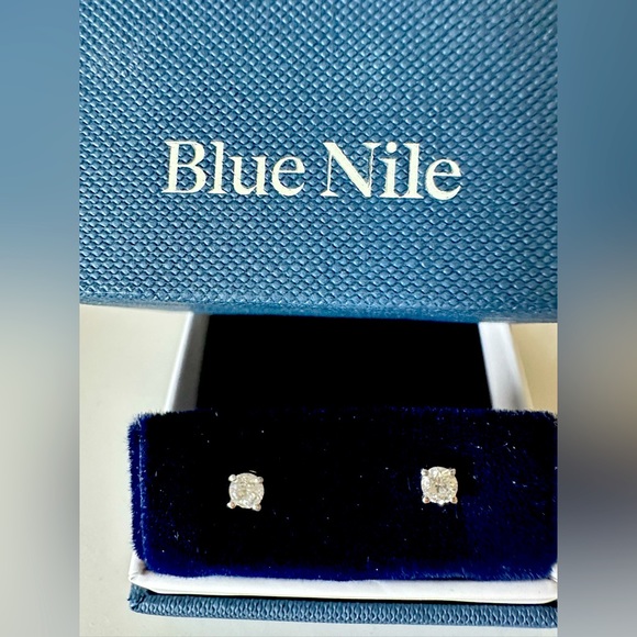 1/2 ct. Diamond Stud Earring in 14K white gold - Picture 1 of 7